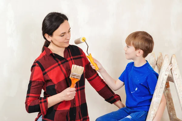 Famiglia Felice Madre Figlio Dipinge Muro Riparazione Nell Appartamento Giovane — Foto Stock