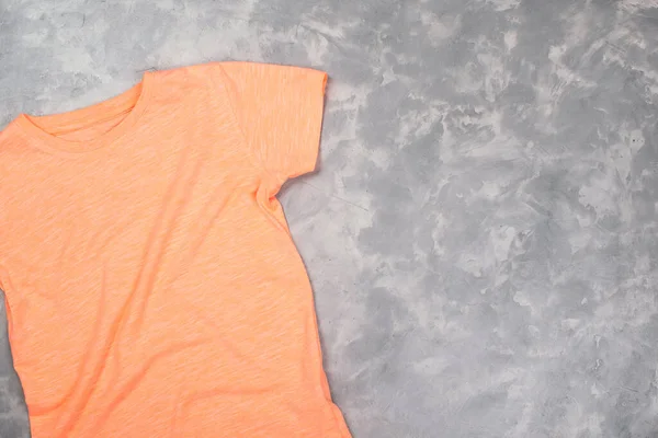 Kolorowa Makieta Koszulki Widok Góry Shirt Betonowym Szarym Tle Przestrzeń — Zdjęcie stockowe