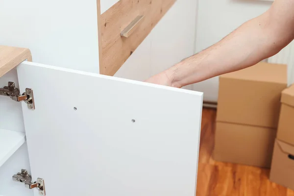 Reparador Contratistas Ensamblando Muebles Nuevos Apartamento Moderno Hombre Montando Muebles — Foto de Stock