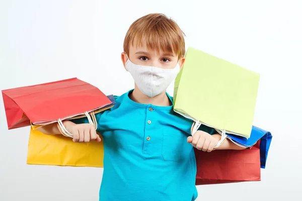 Junge Mit Mundschutz Und Einkaufstüten Junge Shopaholic Mit Papiertüten Saisonale — Stockfoto