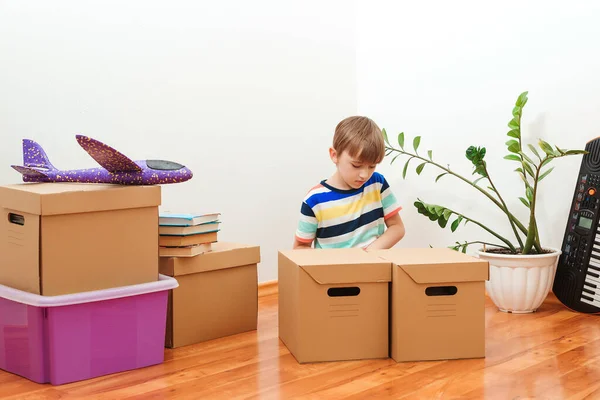 Niño Feliz Divirtiéndose Día Mudanza Una Nueva Casa Vivir Una —  Fotos de Stock