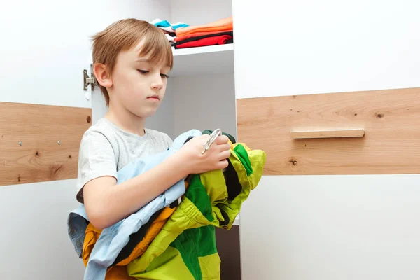 Çocuk Evdeki Gardırobunda Sipariş Veriyor Giysileri Dolapta Organize Eden Çocuk — Stok fotoğraf