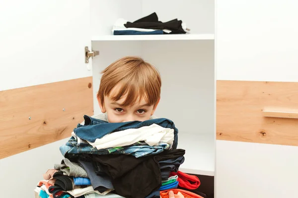Çocuk Dolabı Düzene Sokuyor Renkli Giysiler Yığını Gardıropta Kıyafet Düzenleyen — Stok fotoğraf