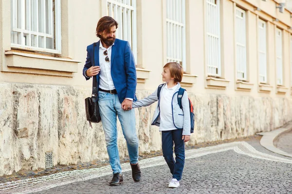 Primeiro Dia Escola Pai Lidera Filho Primeiro Ano Pai Com — Fotografia de Stock