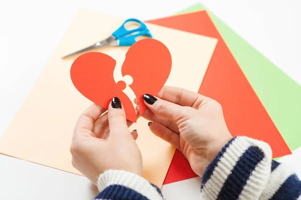 Frau Mit Zwei Teilen Papierherz Alles Gute Zum Valentinstag Sei — Stockfoto