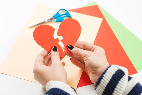 Mujer Sosteniendo Dos Partes Del Corazón Papel Feliz Día San — Foto de Stock