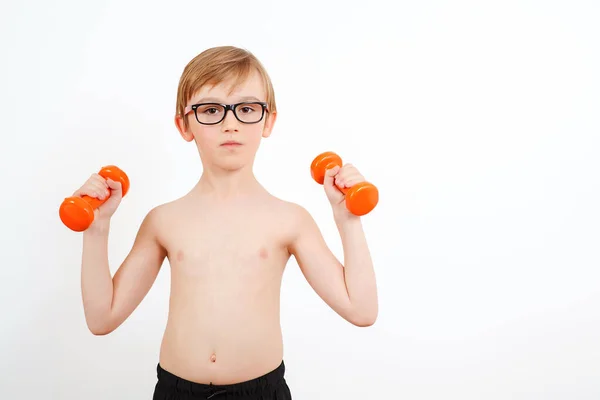 Cuki Fiú Edzés Súlyzókkal Elszigetelve Fehérektől Gyerek Fitnesz Fittyet Hányunk — Stock Fotó