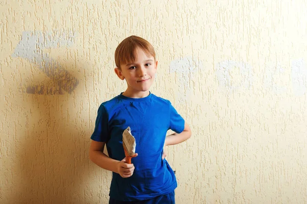 Çocuk Bir Fırçayla Duvarı Boyuyor Çocuk Resim Yapmak Için Fırça — Stok fotoğraf