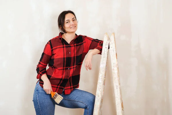 Donna Pittura Parete Interna Con Rullo Vernice Nuova Casa Concetto — Foto Stock