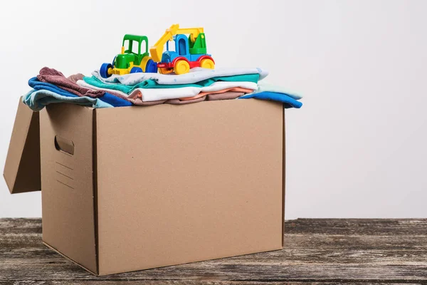 Caja Donaciones Con Objetos Juguetes Para Niños Caja Donaciones Llena — Foto de Stock