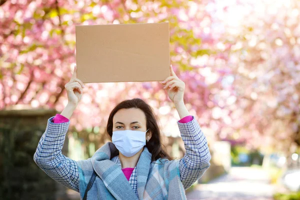 Mujer Usando Mascarilla Durante Cuarentena Mujer Sosteniendo Tablero Vacío Para —  Fotos de Stock