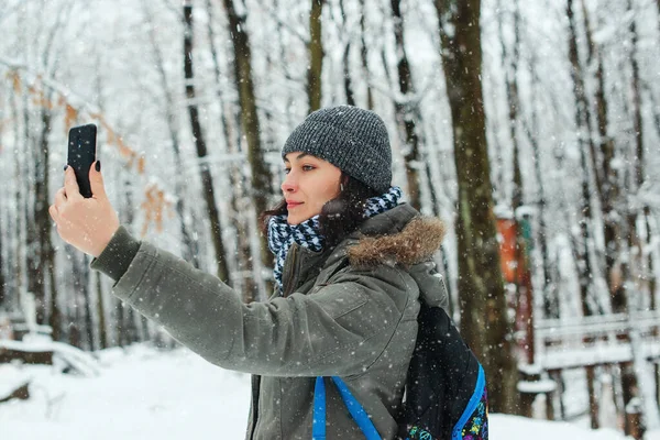 Élvezi Első Havat Lány Séta Téli Erdőben — Stock Fotó