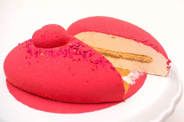 Schals Snijden Feestelijke Taart Rode Luxe Mousse Cake Versierd Met — Stockfoto