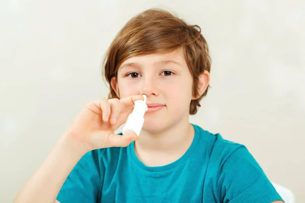 鼻水薬スプレーで鼻水が出る病気の小学生 鼻アレルギー 病気の治療の季節の子供 アレルギーの子供 インフルエンザの季節 男の子にはウイルス 頭痛があります 鼻水の少年 — ストック写真