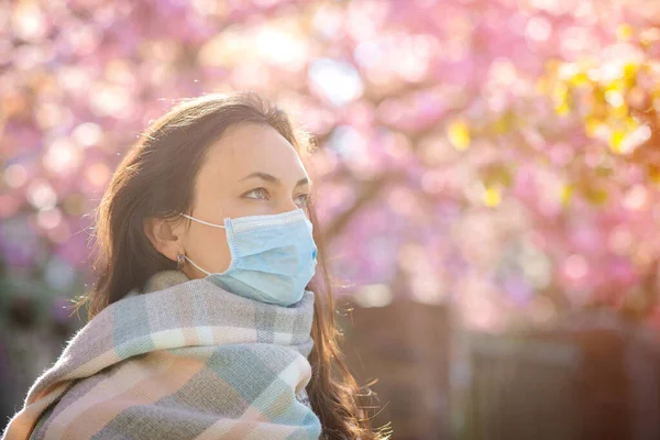Dışarıda Karantina Sırasında Maske Takan Üzgün Bir Kadın Kadın Koronavirüs — Stok fotoğraf