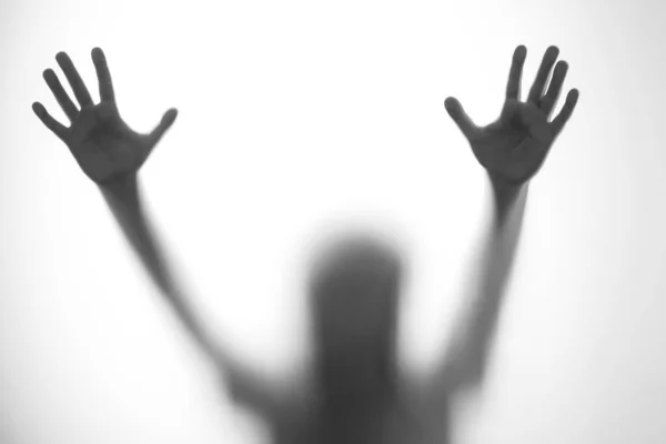 Silhouette Verängstigte Junge Stehen Hinter Glastür Kind Zeigt Zwei Hände — Stockfoto