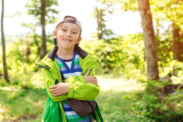 Mignon Garçon Heureux Qui Amuse Forêt Camping Familial Vacances Été — Photo