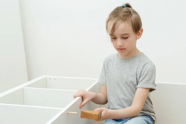 Próprio Rapaz Monta Uma Estante Livros Filho Ajudando Seu Pai — Fotografia de Stock