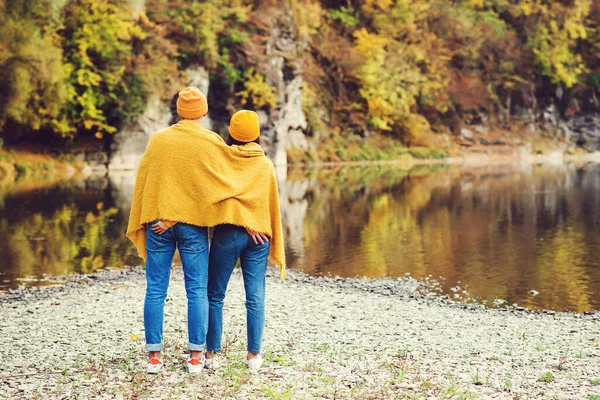 Fashionabla Par Promenader Nära Vacker Sjö Ett Par Förälskade Som — Stockfoto