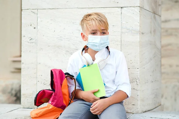 School Jongen Draagt Gezichtsmasker Voor Bescherming Tegen Coronavirus Terug Naar — Stockfoto