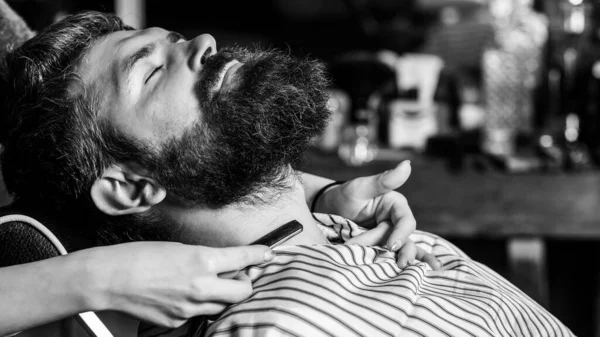 Barbeiro Rapar Homem Barbudo Perto Estilo Barba Corte Uma Barbearia — Fotografia de Stock
