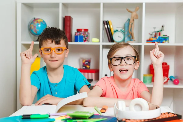 Estudiantes Inteligentes Aprendiendo Juntos Clase Concepto Educativo Estudiantes Felices Trabajo — Foto de Stock