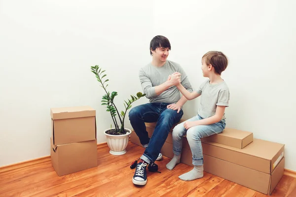 Familia Feliz Con Cajas Cartón Casa Nueva Día Mudanza Papá — Foto de Stock