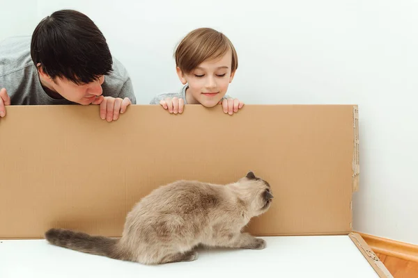 Scatola Disimballaggio Familiare Con Nuovi Mobili Casa Papà Figlio Aprono — Foto Stock