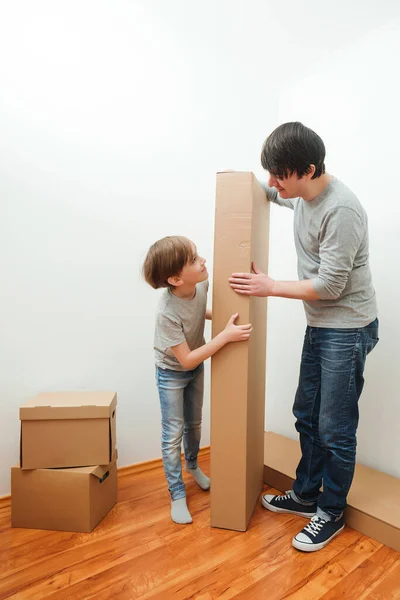 Taşındığı Gün Yeni Evde Karton Kutuları Olan Mutlu Bir Aile — Stok fotoğraf