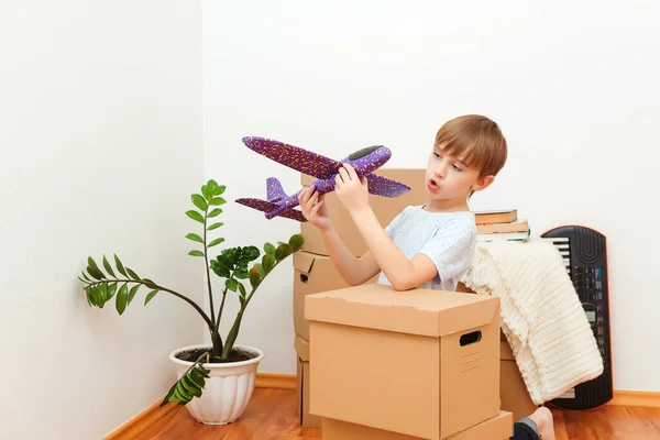 Niño Feliz Jugando Con Avión Nuevo Hogar Vivienda Una Familia —  Fotos de Stock