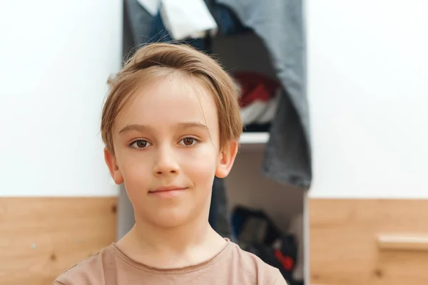 Een Jongen Die Bij Rommelige Kleren Plank Staat Kleuterjongen Met — Stockfoto