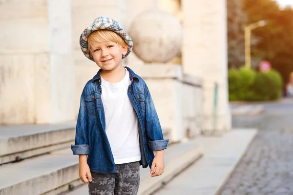 도시의 거리를 한아이 여름옷을 귀여운 긍정적 감정을 애들은 행복하고 — 스톡 사진