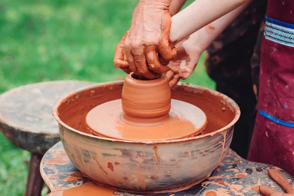 Padre Figlio Che Fanno Pentole Ceramica Famiglia Che Lavora Alla — Foto Stock