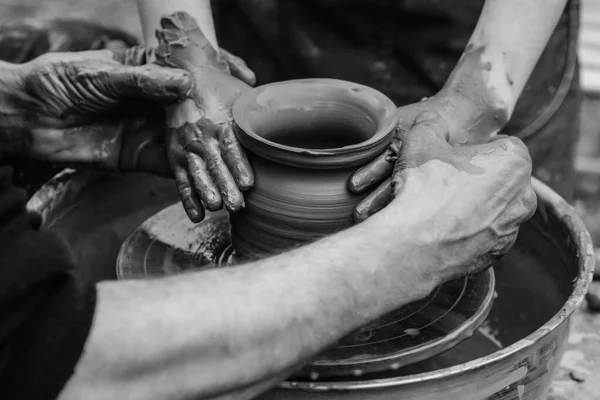 Potter Insegnare Bambino Fare Pentola Ceramica Sulla Ruota Ceramica Laboratorio — Foto Stock