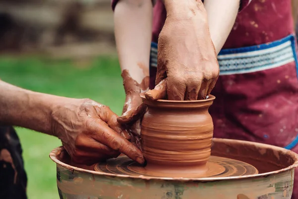 Potter Insegnare Bambino Fare Pentola Ceramica Sulla Ruota Ceramica Laboratorio — Foto Stock