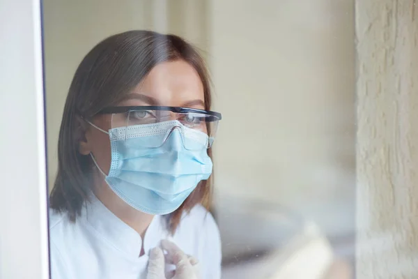Dokter Melihat Melalui Jendela Selama Pandemi Coronavirus Perempuan Mengenakan Topeng — Stok Foto