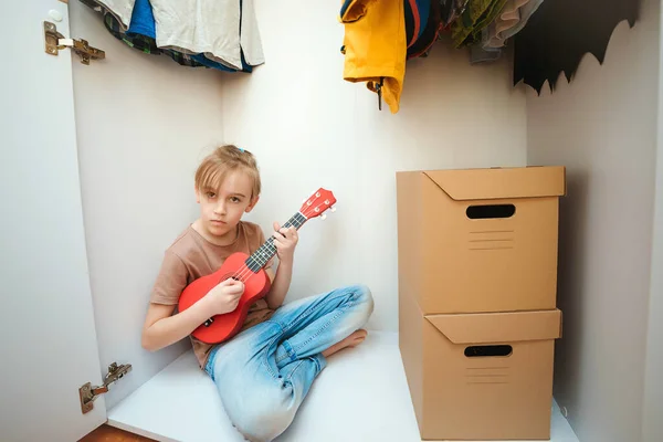 Sevimli Çocuk Ukulelesini Çalıyor Gardıropta Oturan Şık Çocuk Çocuk Şarkısını — Stok fotoğraf