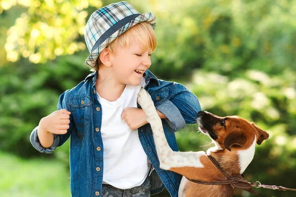 Niño Feliz Divirtiéndose Junto Con Perro Aire Libre Pequeño Cachorro —  Fotos de Stock