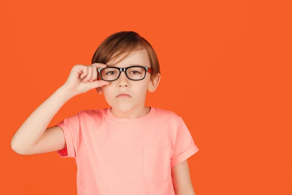Porträtt Seriös Liten Pojke Glasögon Grabben Syntest Tankeväckande Barnglasögon Och — Stockfoto