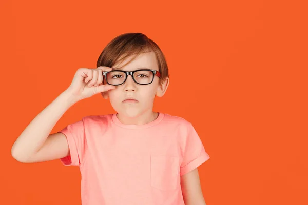 Retrato Niño Serio Con Gafas Muchacho Vista Niño Reflexivo Sosteniendo —  Fotos de Stock