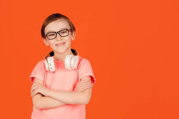 Menino Escola Feliz Com Fones Ouvido Contra Fundo Laranja Retrato — Fotografia de Stock