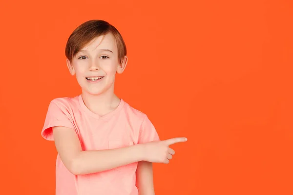 Lächelnder Junge Zeigt Auf Leeren Kopierplatz Für Ihre Werbung Porträt — Stockfoto