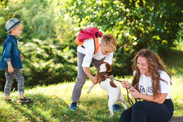Mãe Crianças Divertindo Brincando Com Cão Livre Família Feliz Desfrutando — Fotografia de Stock