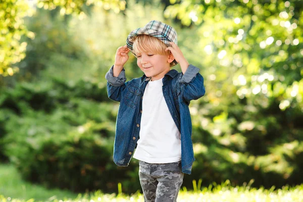 Gelukkige Kleine Model Poseren Zomerpark Mode Levensstijl Zomerconcept Gelukkige Kind — Stockfoto