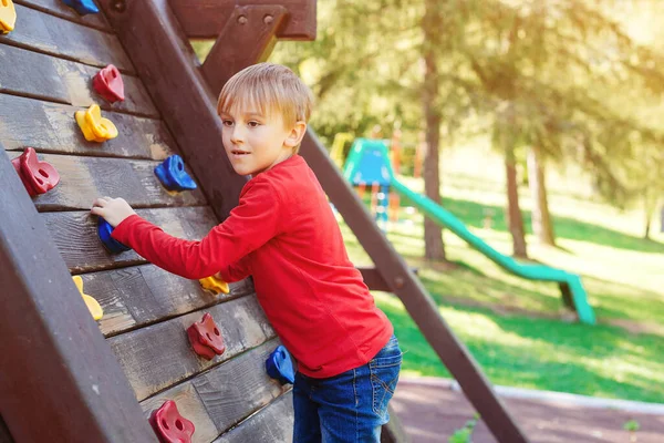 Netter Kleiner Junge Der Auf Dem Spielplatz Spielt Glückliches Kind — Stockfoto