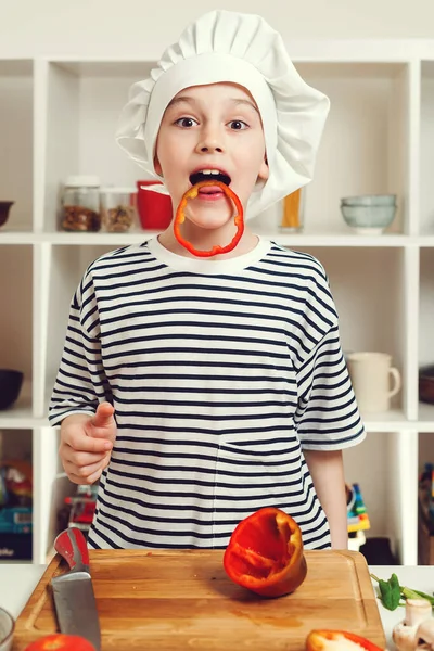 Portret Van Een Leuke Kleine Chef Kok Die Plezier Heeft — Stockfoto