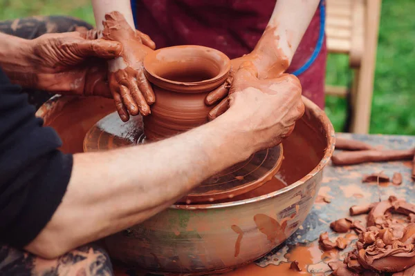 Potter Insegnare Bambino Fare Pentola Ceramica Sulla Ruota Ceramica Laboratorio — Foto Stock