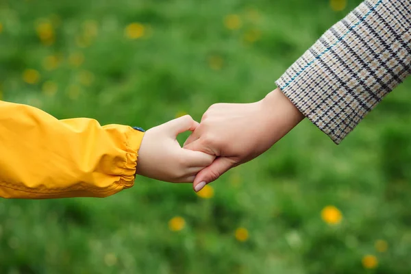 Manos Madre Hijo Abrazándose Campo Apoyo Ayuda Confianza Niño Madre — Foto de Stock