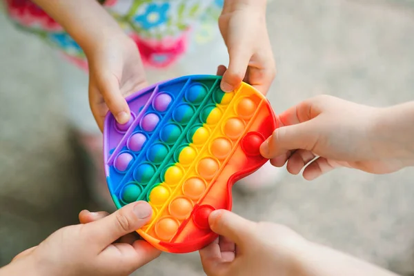 Gruppe Von Kindern Die Beliebtes Spielzeug Der Hand Halten Von — Stockfoto