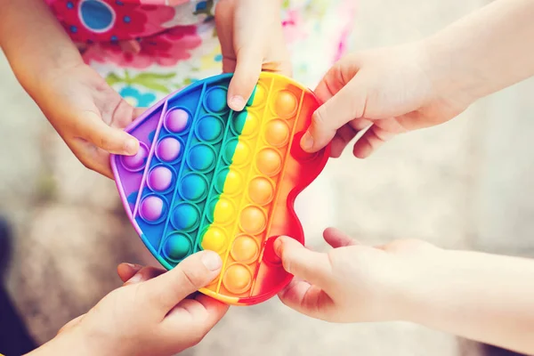 Grupo Crianças Segurando Brinquedo Popular Pop Vista Superior Crianças Felizes — Fotografia de Stock